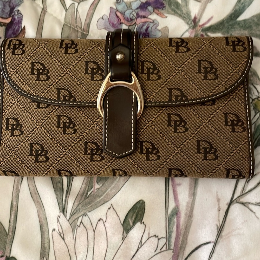 Dooney & Bourke wallet
